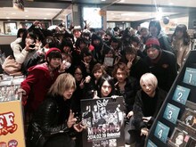 タワーレコード町田店で記念撮影をするSuGとファン。