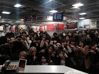 タワーレコード川崎店で記念撮影をするSuGとファン。