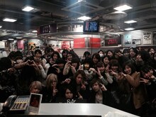 タワーレコード川崎店で記念撮影をするSuGとファン。