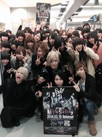 タワーレコード柏店で記念撮影をするSuGとファン。