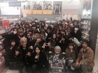 タワーレコード津田沼店で記念撮影をするSuGとファン。