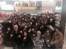 タワーレコード津田沼店で記念撮影をするSuGとファン。