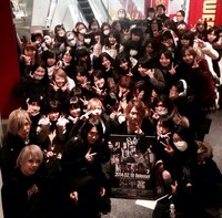 タワーレコード池袋店で記念撮影をするSuGとファン。