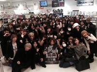 タワーレコード新宿店で記念撮影をするSuGとファン。