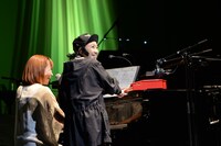 ミニピアノを弾く有安杏果。