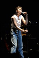 尾崎豊風の衣装で登場した玉井詩織。