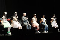 久米明（左から3番目）とももいろクローバーZ。