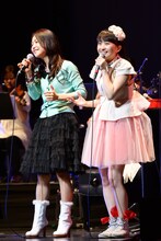 左から辛島美登里、百田夏菜子。