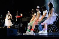 「サイレント・イヴ」を歌う佐々木彩夏（左）。