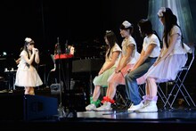 「サイレント・イヴ」を歌う佐々木彩夏（左）。