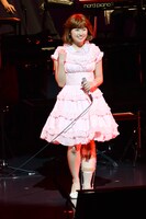 松田聖子風の衣装で登場した佐々木彩夏。