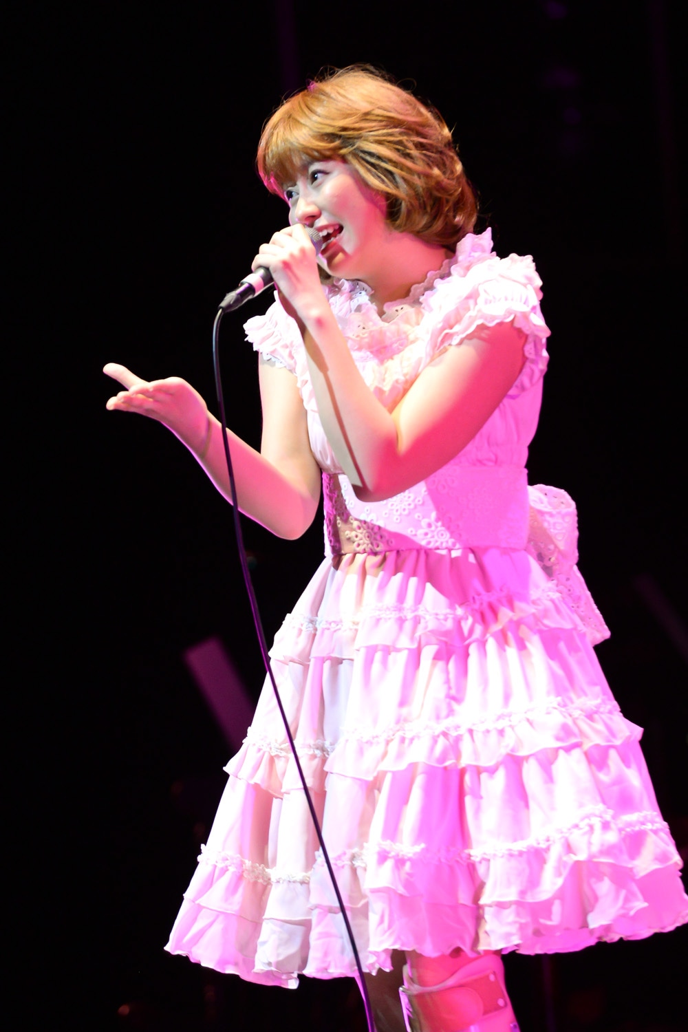 松田聖子風の衣装で登場した佐々木彩夏。