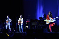 THE ALFEEに扮した高城れに、百田夏菜子、玉井詩織（左から）。