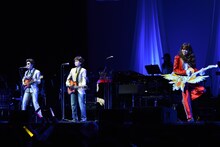 THE ALFEEに扮した高城れに、百田夏菜子、玉井詩織（左から）。