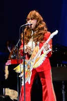 高見沢俊彦に扮した玉井詩織。