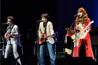 THE ALFEEに扮した高城れに、百田夏菜子、玉井詩織（左から）。