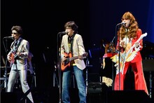 THE ALFEEに扮した高城れに、百田夏菜子、玉井詩織（左から）。