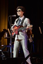 桜井賢に扮した高城れに。