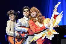 THE ALFEEに扮した百田夏菜子、高城れに、玉井詩織（左から）。