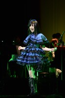 てんかすトリオの衣装で登場した有安杏果。