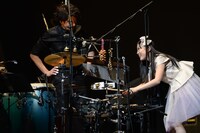 ドラムを叩こうとする高城れに。