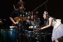 ドラムを叩こうとする高城れに。