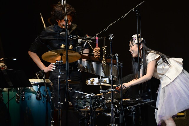 ドラムを叩こうとする高城れに。