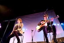 金井政人（Vo, G）と柿沼広也（G, Vo）。