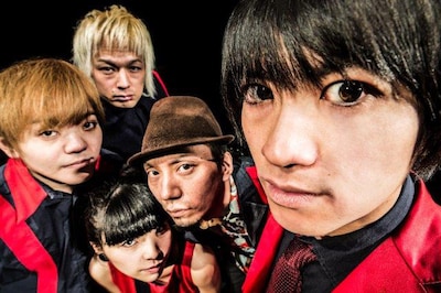 片山ブレイカーズ＆ザ☆ロケンローパーティ。写真右が片山尚志（Vo）。