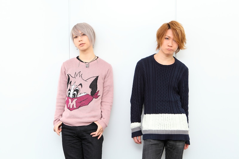 左から武瑠（Vo）、yuji（G）。