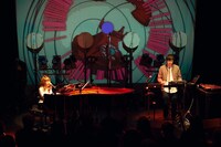 左から矢野顕子、sasakure.UK。