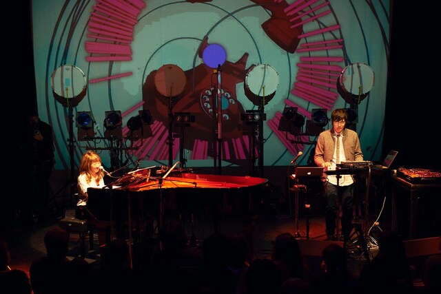 左から矢野顕子、sasakure.UK。