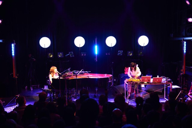 左から矢野顕子、AZUMA HITOMI。