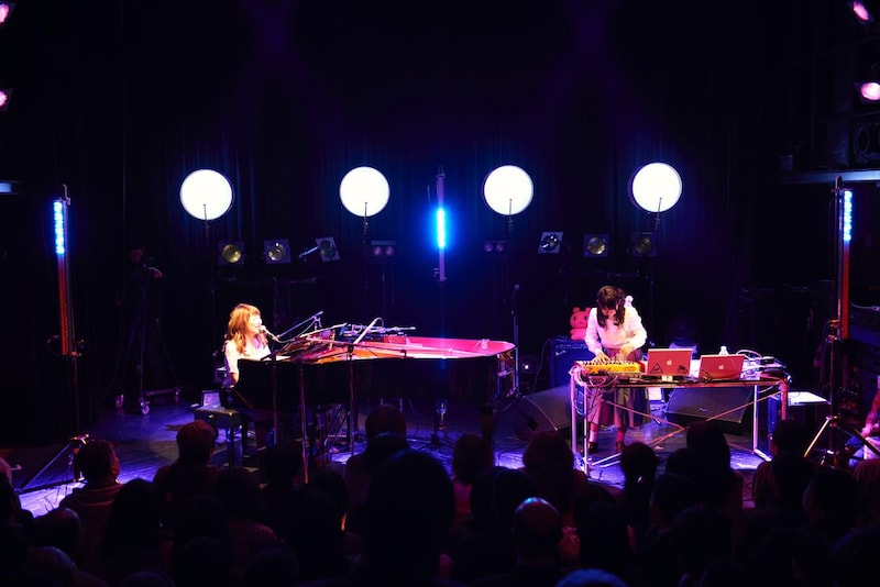 左から矢野顕子、AZUMA HITOMI。