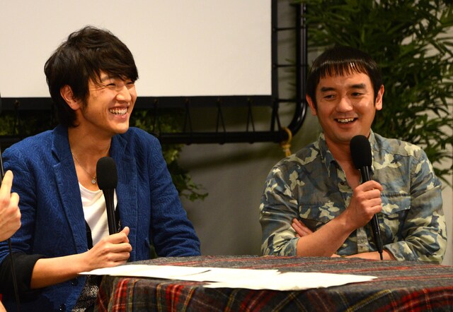 ゆず出演の「LIVE TALK on MTV supported by 第一興商」の様子。