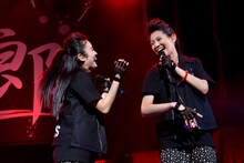 咲良菜緒（左）と秋本帆華（右）。