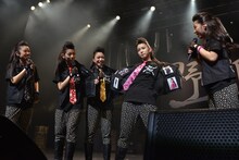 「SYACHIHOKO SENSEN "T.F.O.S"ライダース ベスト」の内ポケットはチームしゃちほこの生写真を入れるのにぴったりなサイズ。自分が大好きな安藤ゆずは自分の生写真を入れてご満悦だ。