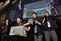 パイナップルを触りながら涙を流す安藤ゆず（左から2番目）。