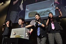 パイナップルを触りながら涙を流す安藤ゆず（左から2番目）。