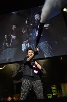 CO2ガスをまき散らす安藤ゆず。