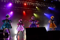 担当カラーを交換したももいろクローバーZ。