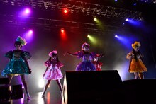 担当カラーを交換したももいろクローバーZ。