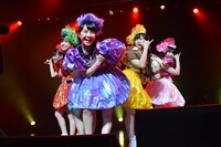 今週の人気の画像8位は「ももクロ、担当カラー交換ライブで混乱パフォーマンス」より、担当カラーを交換したももいろクローバーZ。