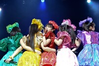 今週の人気の画像4位は「ももクロ、担当カラー交換ライブで混乱パフォーマンス」より、「黒い週末」で佐々木彩夏を抱きながら歌唱する赤担当の高城れに（中央）。