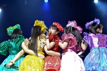 「黒い週末」で佐々木彩夏を抱きながら歌唱する赤担当の高城れに（中央）。