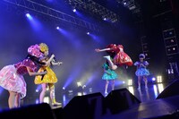 今週の人気の画像2位は「ももクロ、担当カラー交換ライブで混乱パフォーマンス」より、赤を担当した高城れにによる見事なえびぞりジャンプの様子。