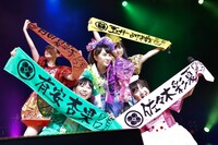 今週の人気の画像1位は「ももクロ、担当カラー交換ライブで混乱パフォーマンス」より、担当カラーを交換したももいろクローバーZ。