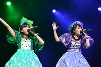 今週の人気の画像3位は「ももクロ、担当カラー交換ライブで混乱パフォーマンス」より、“事務所に推され隊”の緑担当・玉井詩織と紫担当・百田夏菜子（左から）。