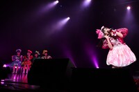 今週の人気の画像7位は「ももクロ、担当カラー交換ライブで混乱パフォーマンス」より、4人に見守られながら「あーりんは反抗期！」を歌唱するピンク担当の有安杏果。