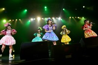 担当カラーを交換したももいろクローバーZ。